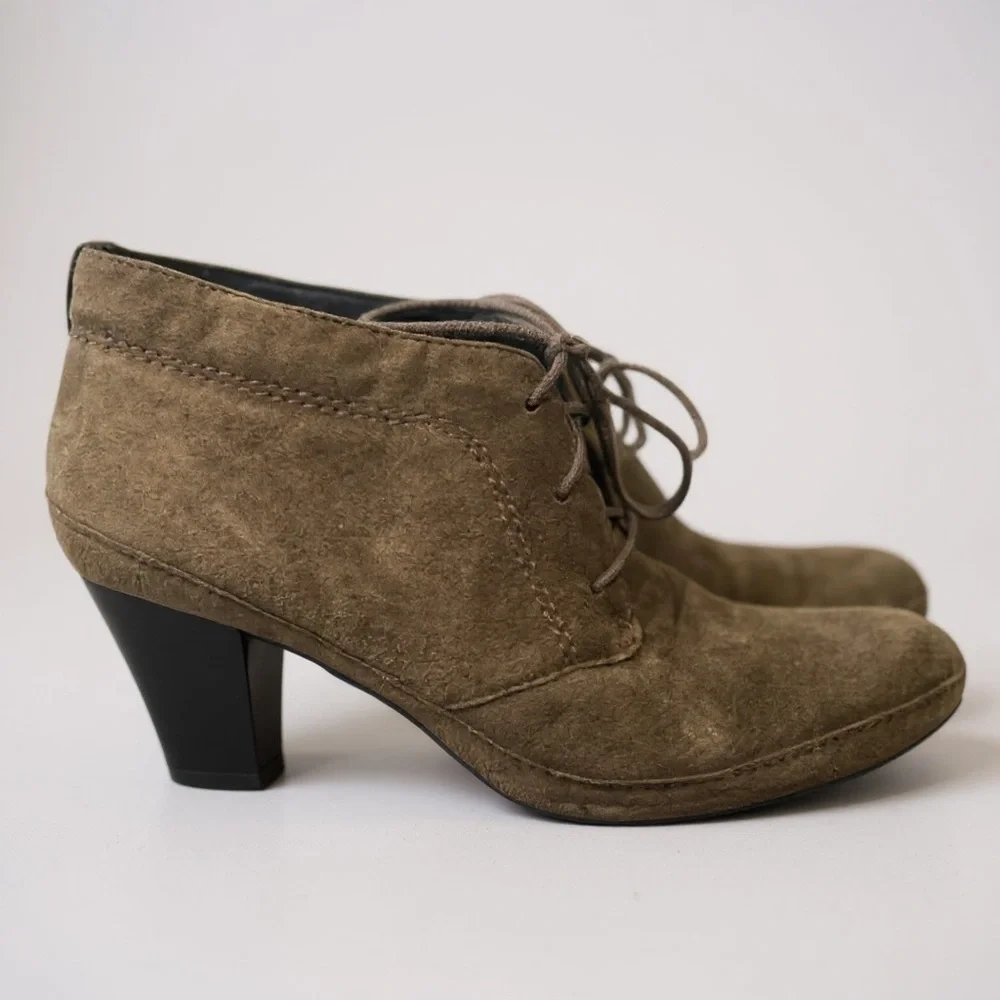 Clarks Artisan Olive Suede Lace Up Block Heel Ankle Boots Women’s 7.5